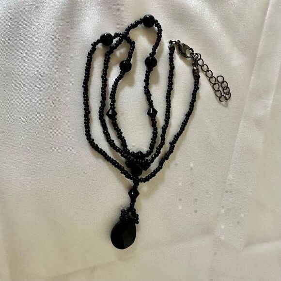 Black beaded teardrop pendant necklace - Picture 6 of 8